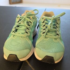 Nike Green Sneakers Lightweight Athletic Design